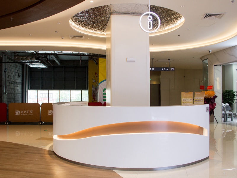 GELO Solid Surface transforma los espacios de los centros comerciales modernos con soluciones personalizadas sin juntas.